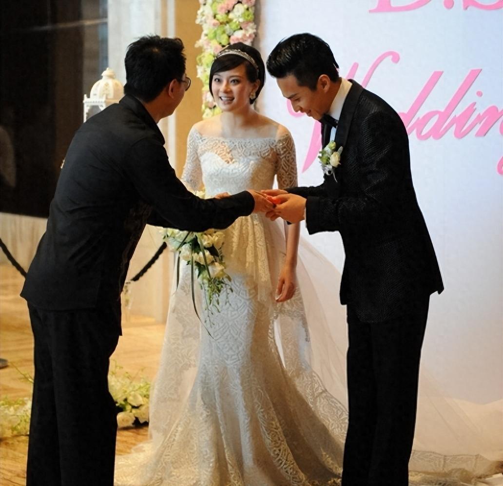 2011年,未婚先孕的孙俪和邓超完成了婚礼,在婚礼当天除了有带着妻子