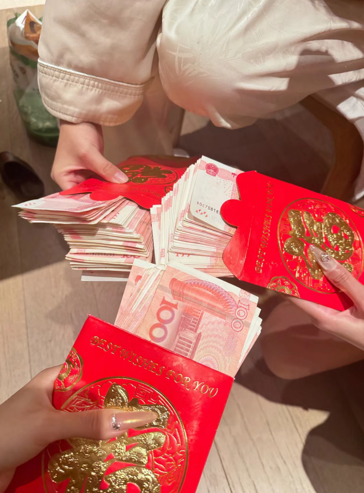 三姐妹,应邀给另一位室友当伴娘,没想到竟然给我们每人封了一万元红包