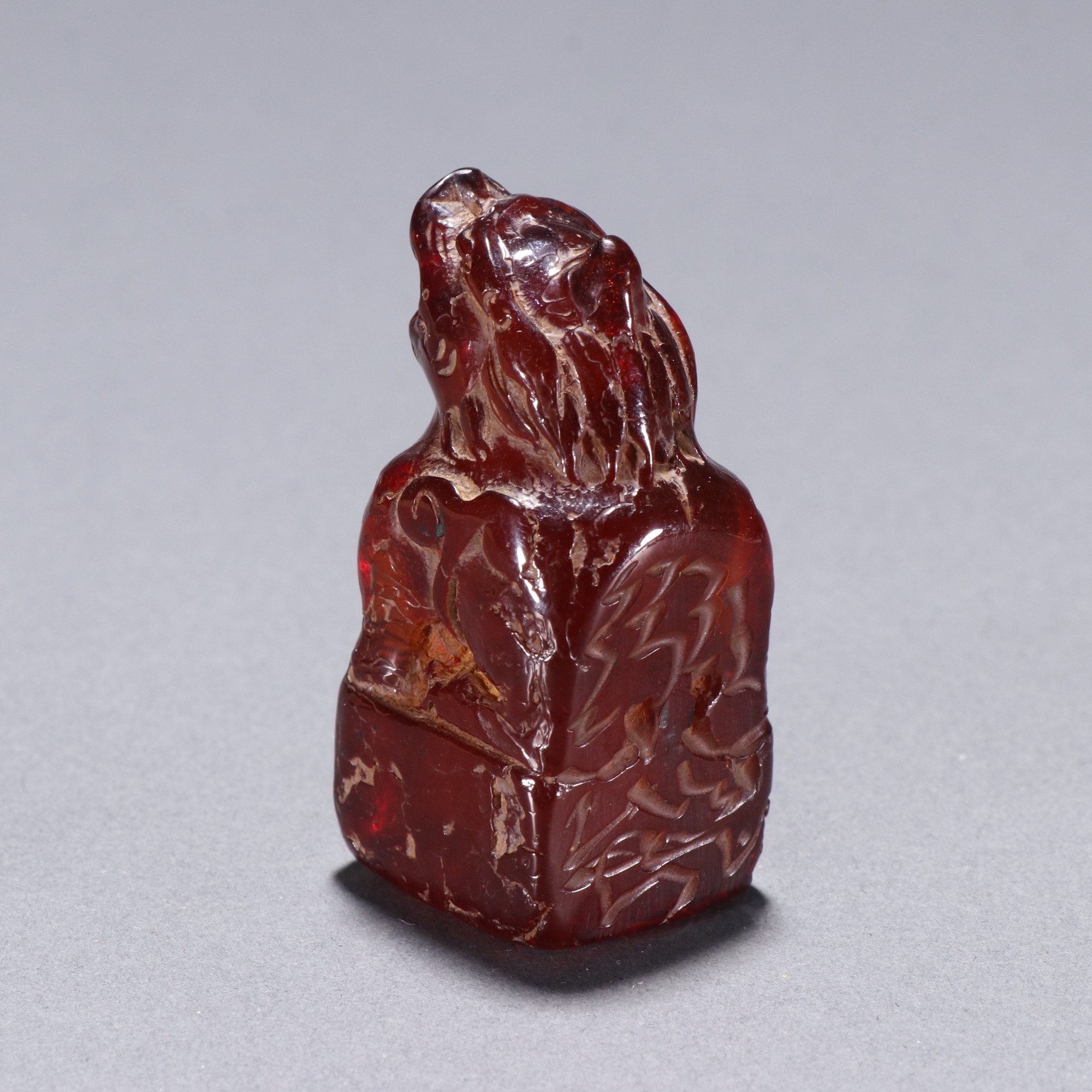 回流 琥珀瑞兽钮印章 尺寸:高5.45cm 宽2.7cm 重30g