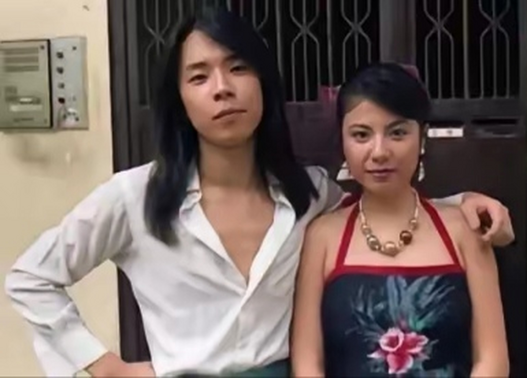 黄家驹在演出时,不幸从3米高台坠落身亡,已经分手两年的前女友林楚麒