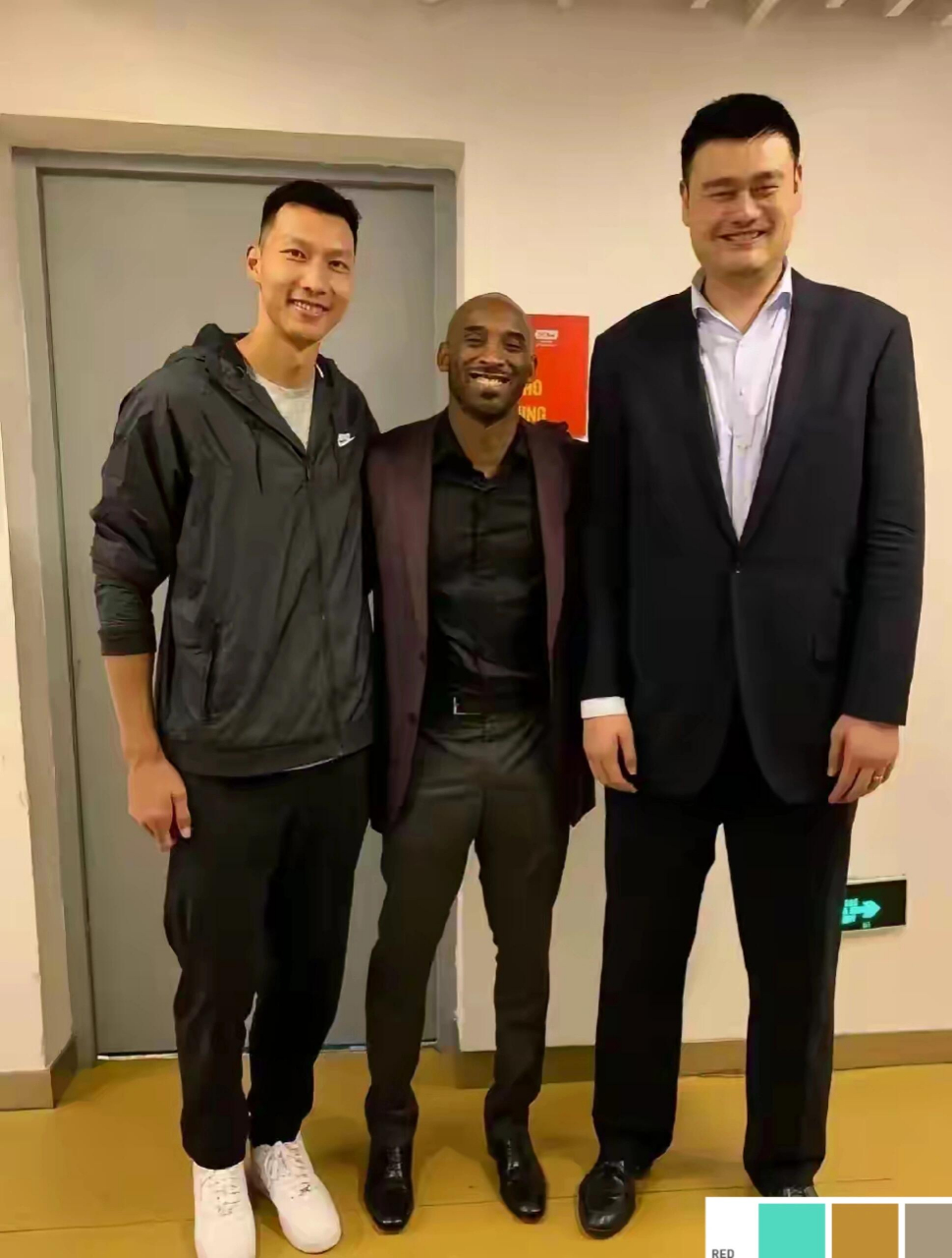 科比个子很高,但是站在易建联和姚明旁边,也不高了,高不高也得看参照