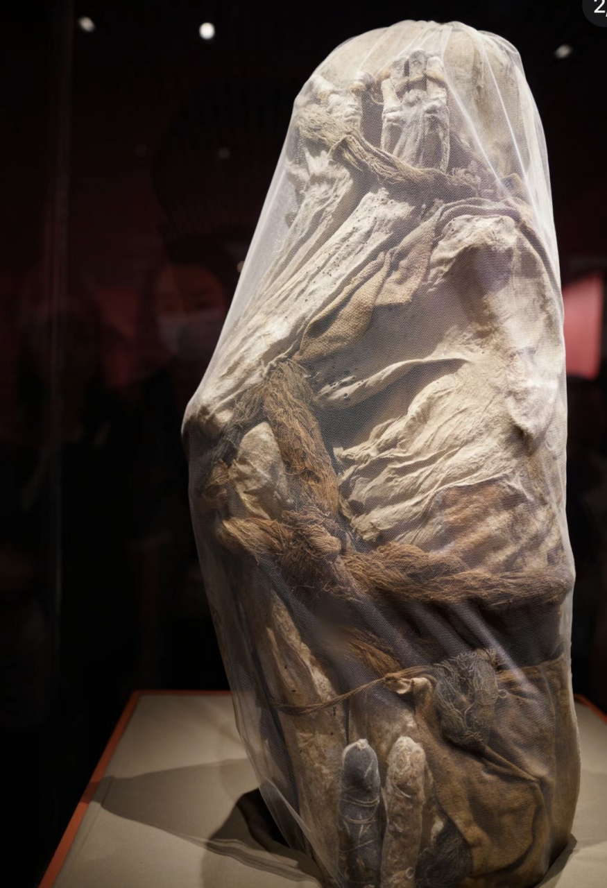 几百年前风干的木乃伊近在咫尺,身上的捕鸟网也有了柔和的光芒.