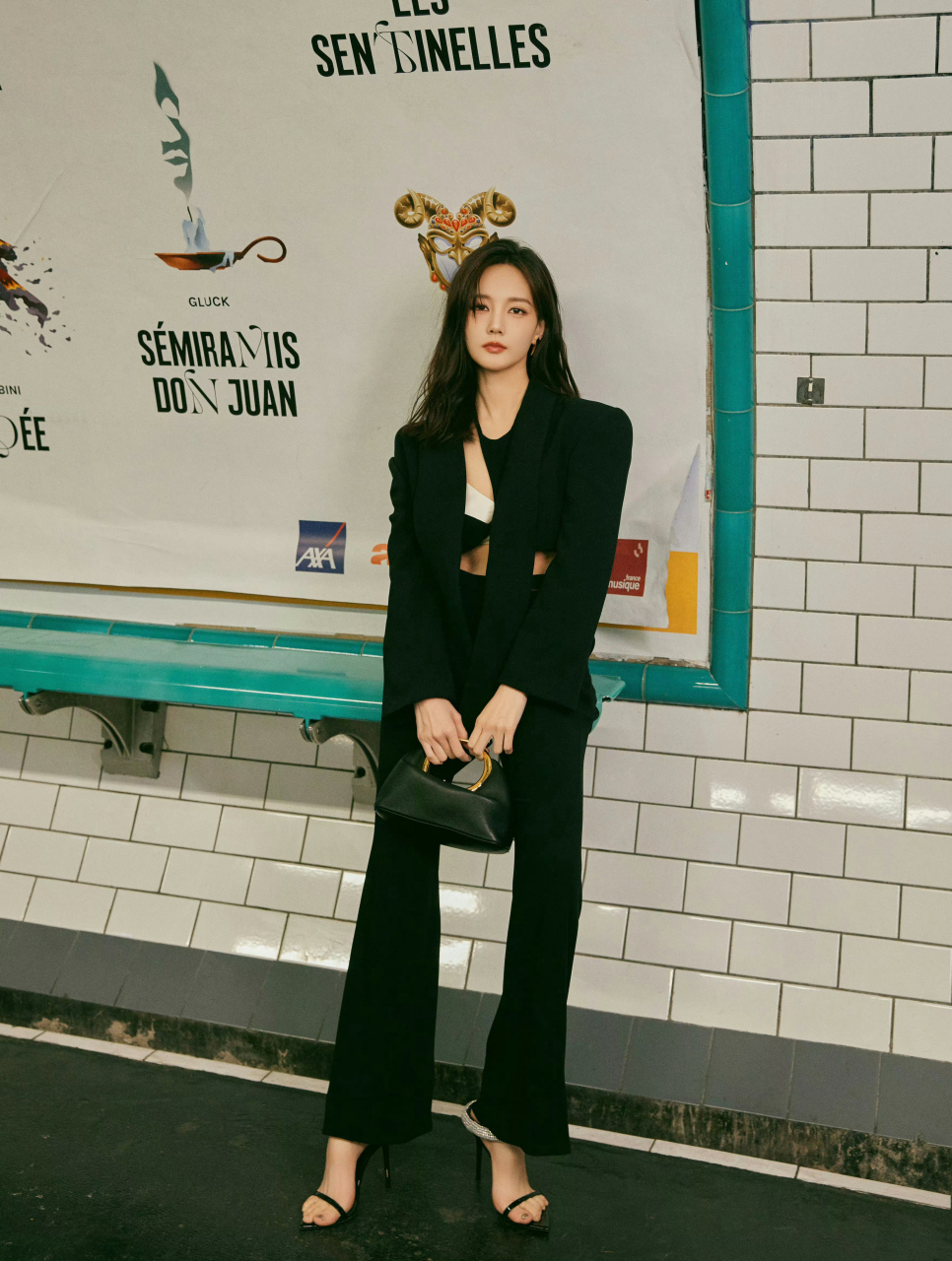 李一桐,黑西服搭配黑色高跟鞋,车窗挡不住的美!