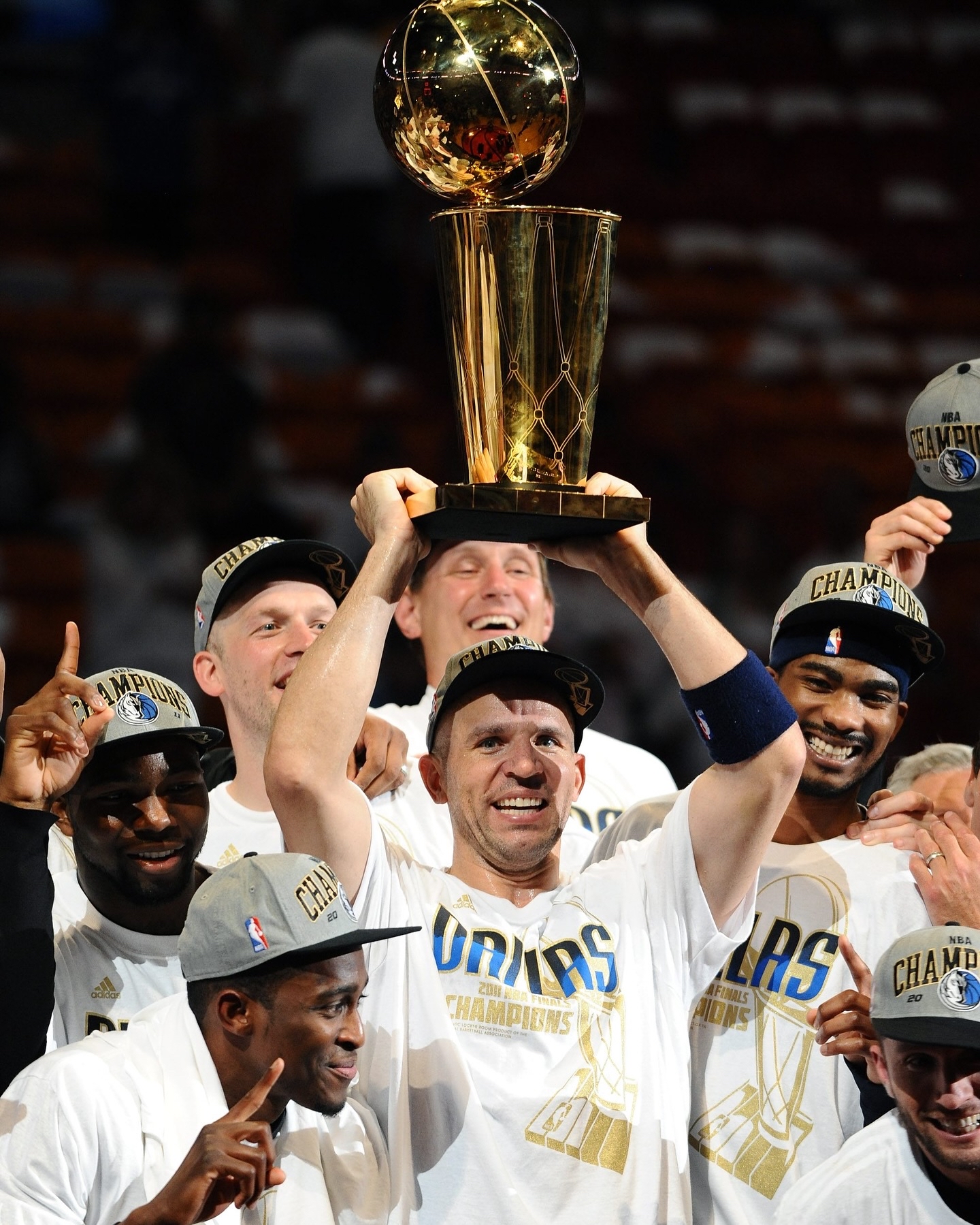 德克·诺维茨基和达拉斯小牛队赢得了他们的第一个nba总冠军  2011年