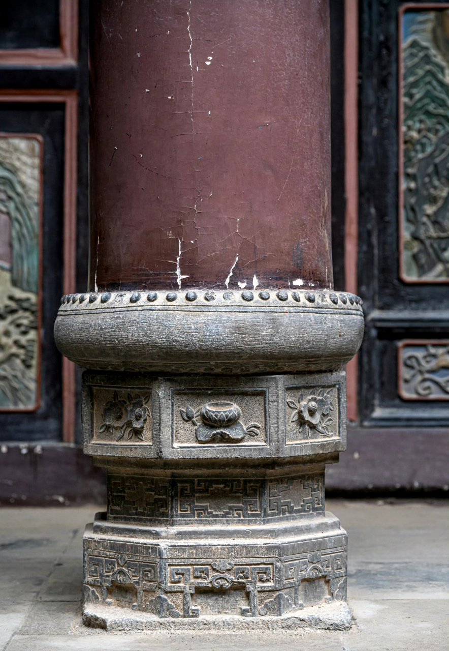 陕西周家大院的清代柱础,根据使用地点采用了不同的造型,或塔状,或墩