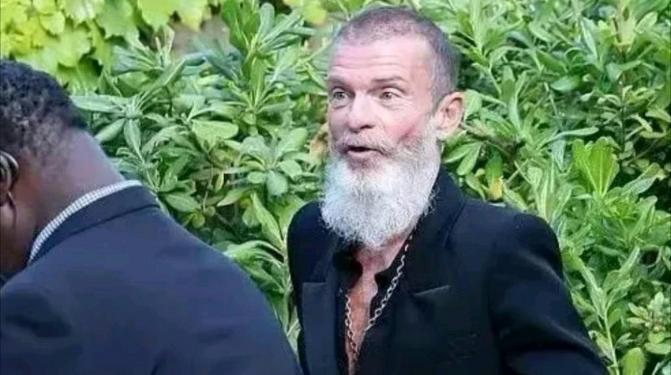 章子怡前男友vivian近照曝光,58岁的年纪,却老的像70,即使戴着银色