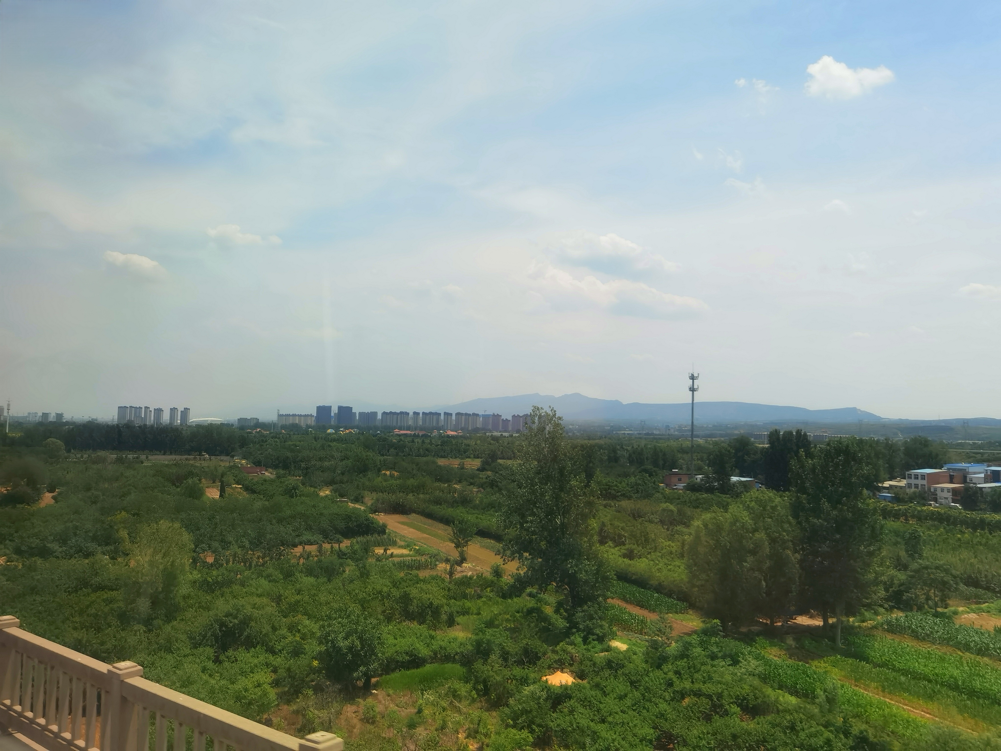 动态连更挑战# 窗外的景色  现在的游玩真是便利多了,乘坐高铁从郑州