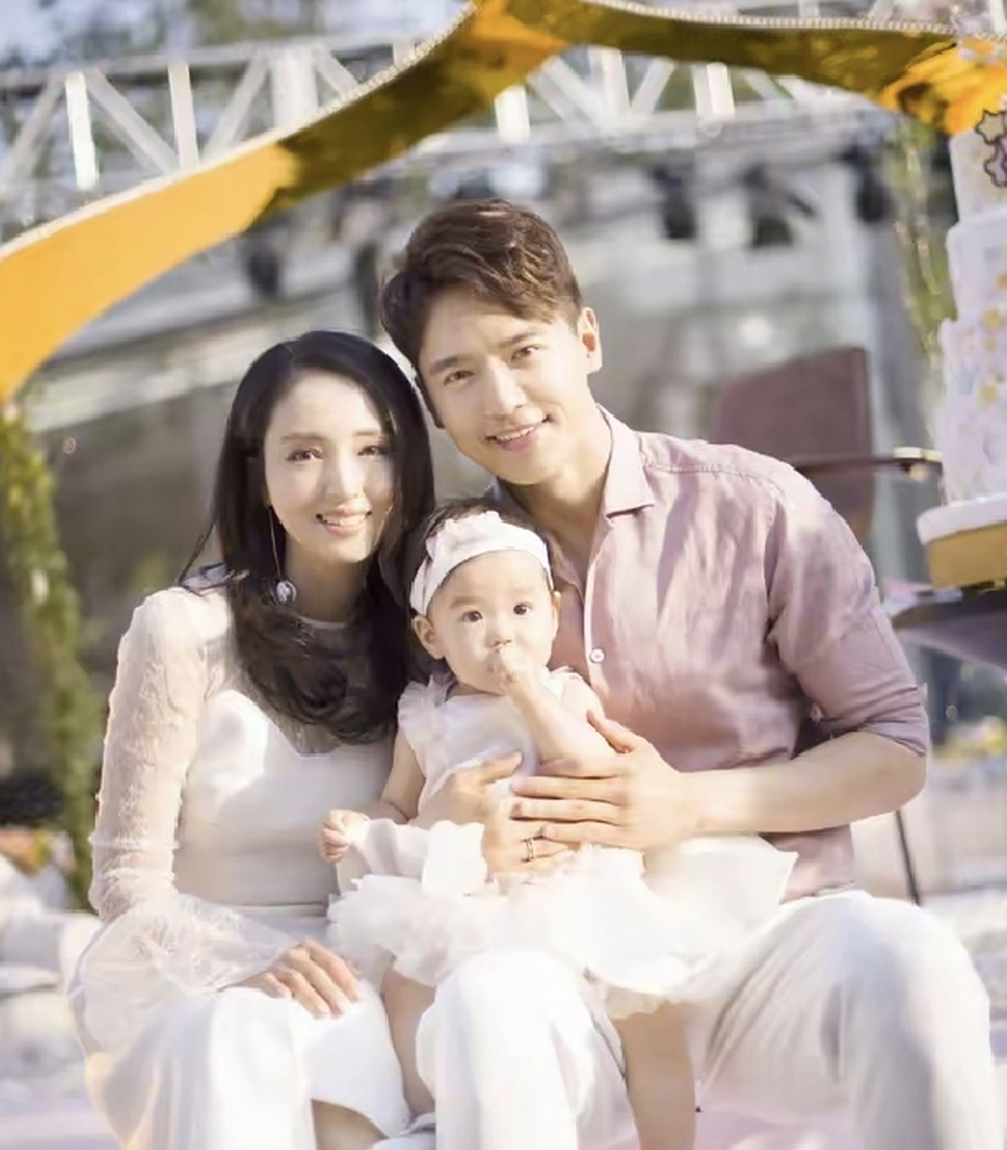 董璇晒视频为8岁女儿庆生,前夫高云翔出镜率高,父女互动好开心  6月2