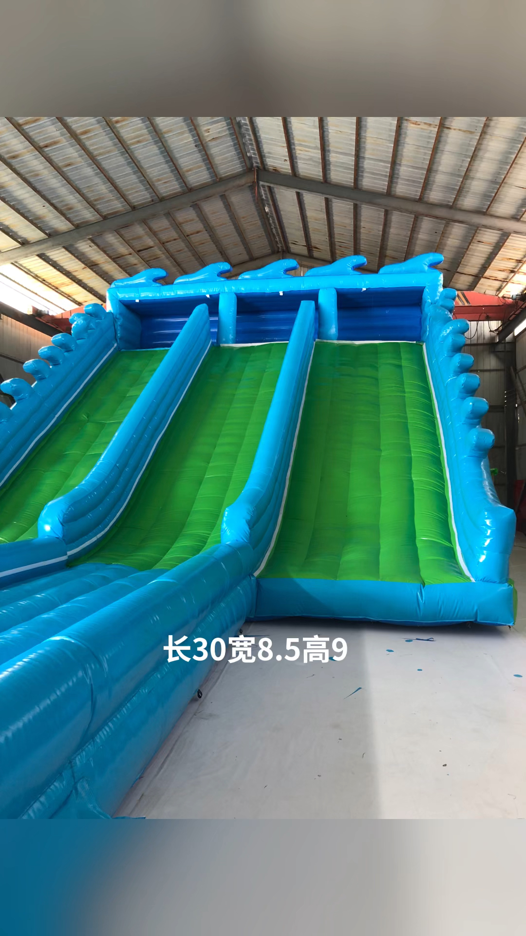 夏季户外水上乐园供儿童玩耍的充气滑道,很水玩更凉爽-度小视