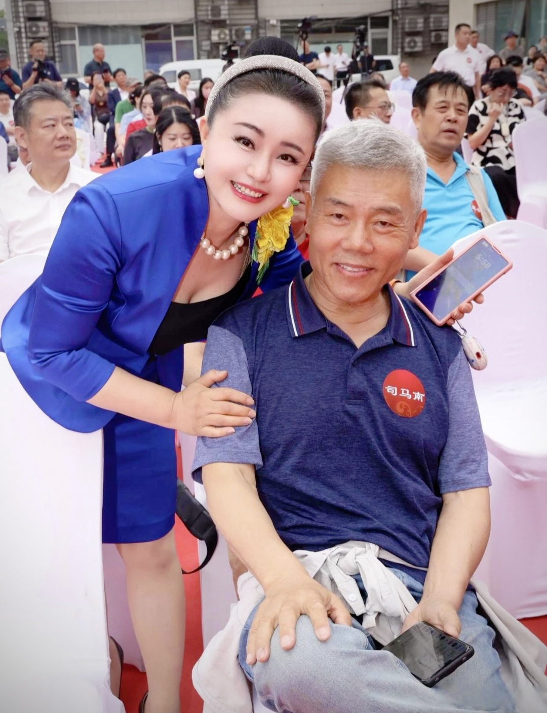 自从被揭露出来与多国妇女合影嬉皮笑脸有辱国格