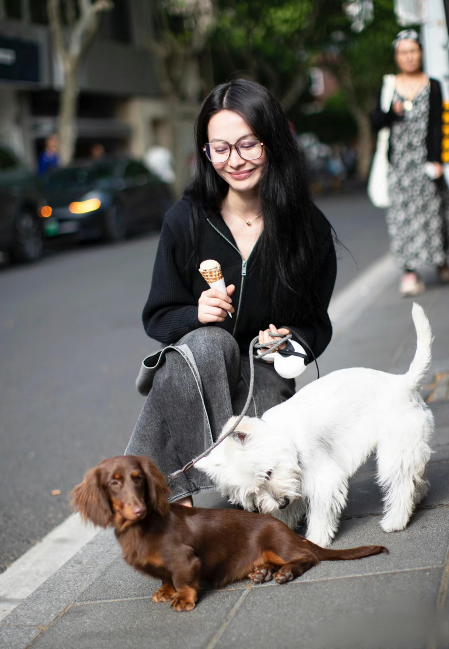 时尚美女遛狗图片