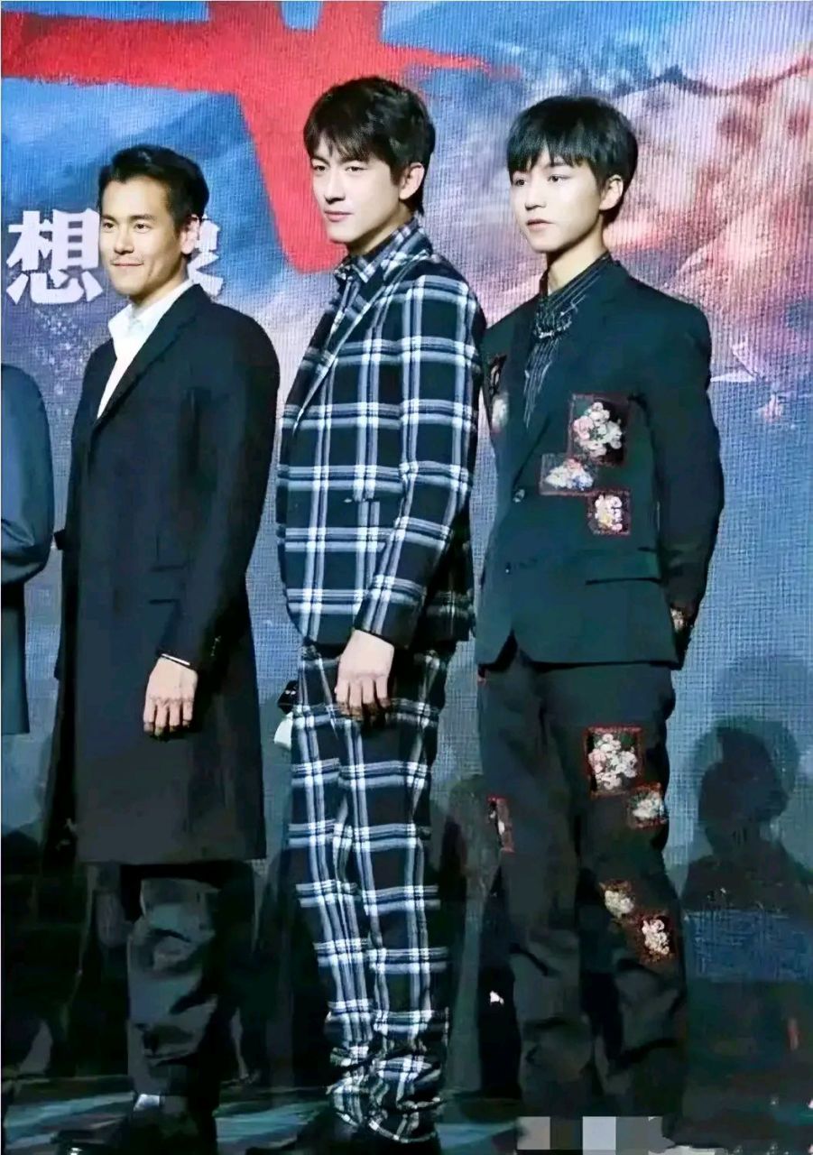 林更新这张照片比彭于晏和右边的这位更帅气!