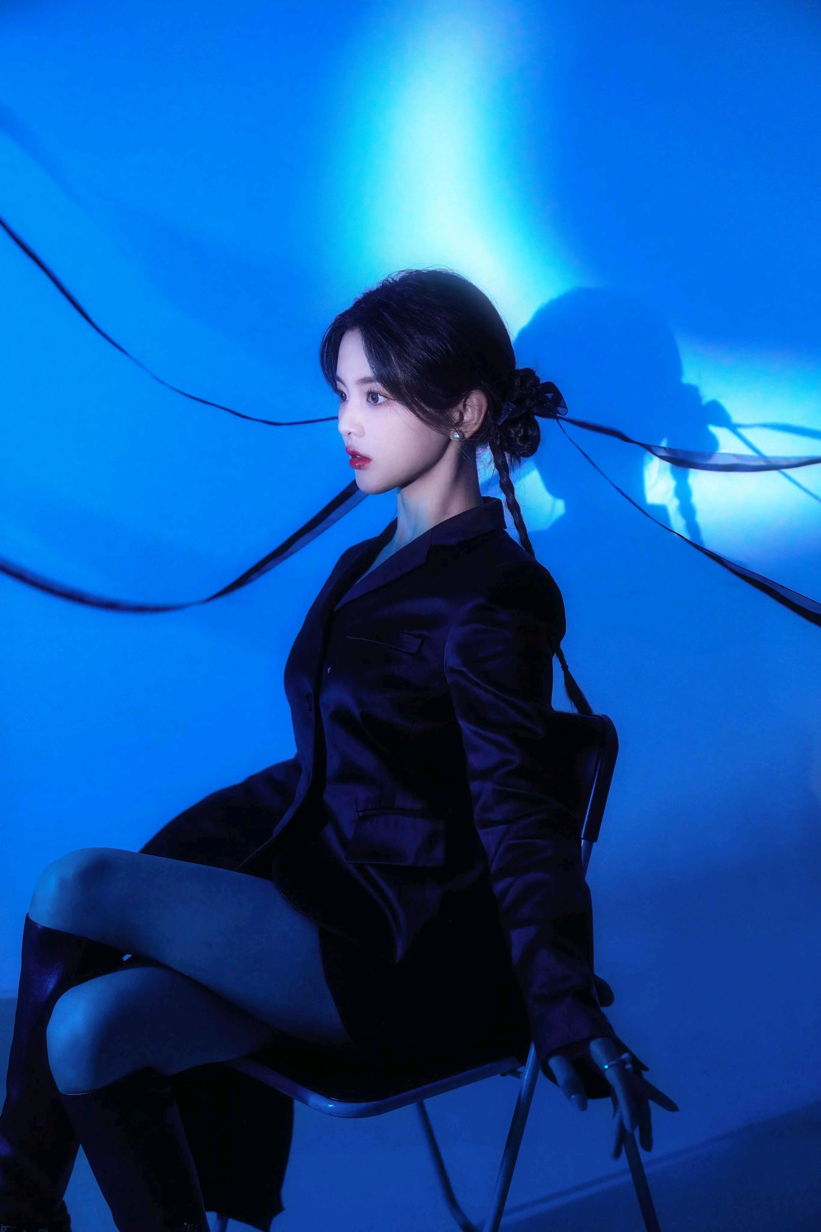 杨超越身穿jk黑色短裙简直不要太美