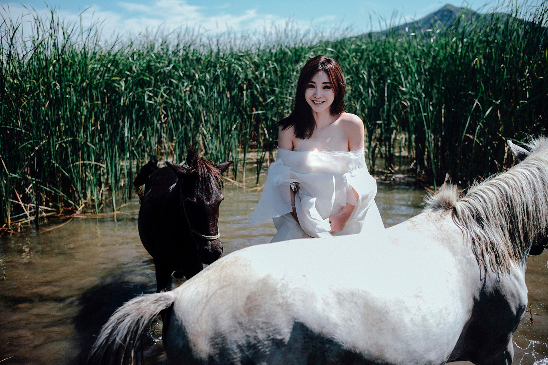 柳岩男人装封面照回顾,时光未改女神容颜,每一帧都是经典