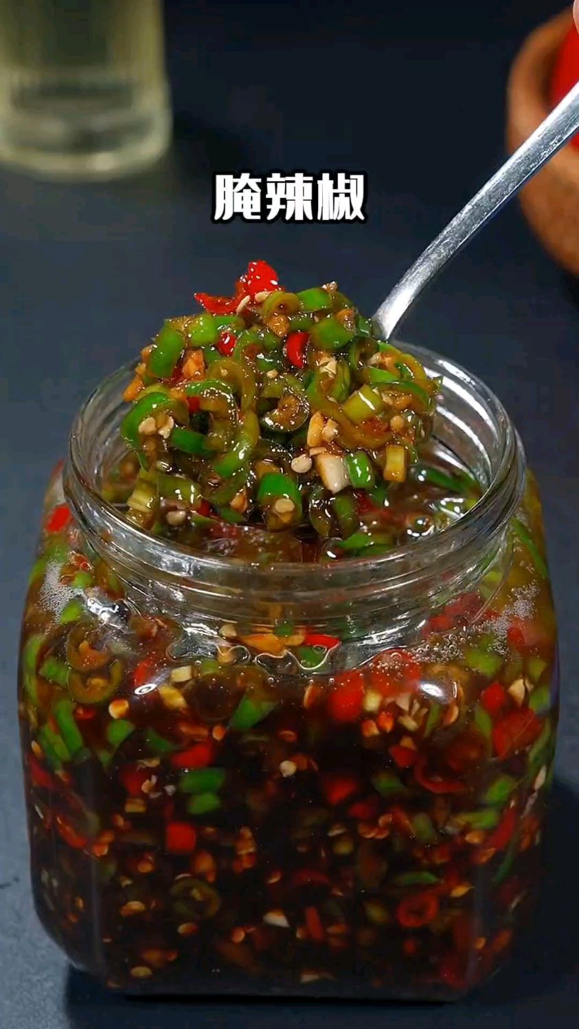 夏天快到了,如果你吃不下饭的时候,试试这个不加一滴水的腌辣椒