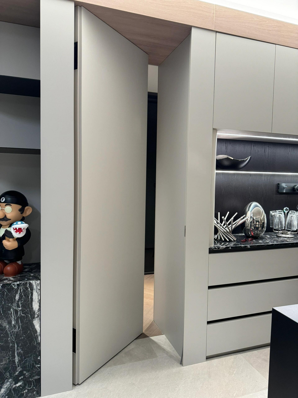 隐形门,隐形门又被称为暗门.