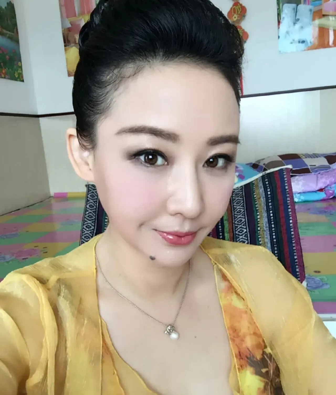 孙楠前妻买红妹"东北大炕"晒自拍,炕上的被褥成亮点,这种和谐,温馨的