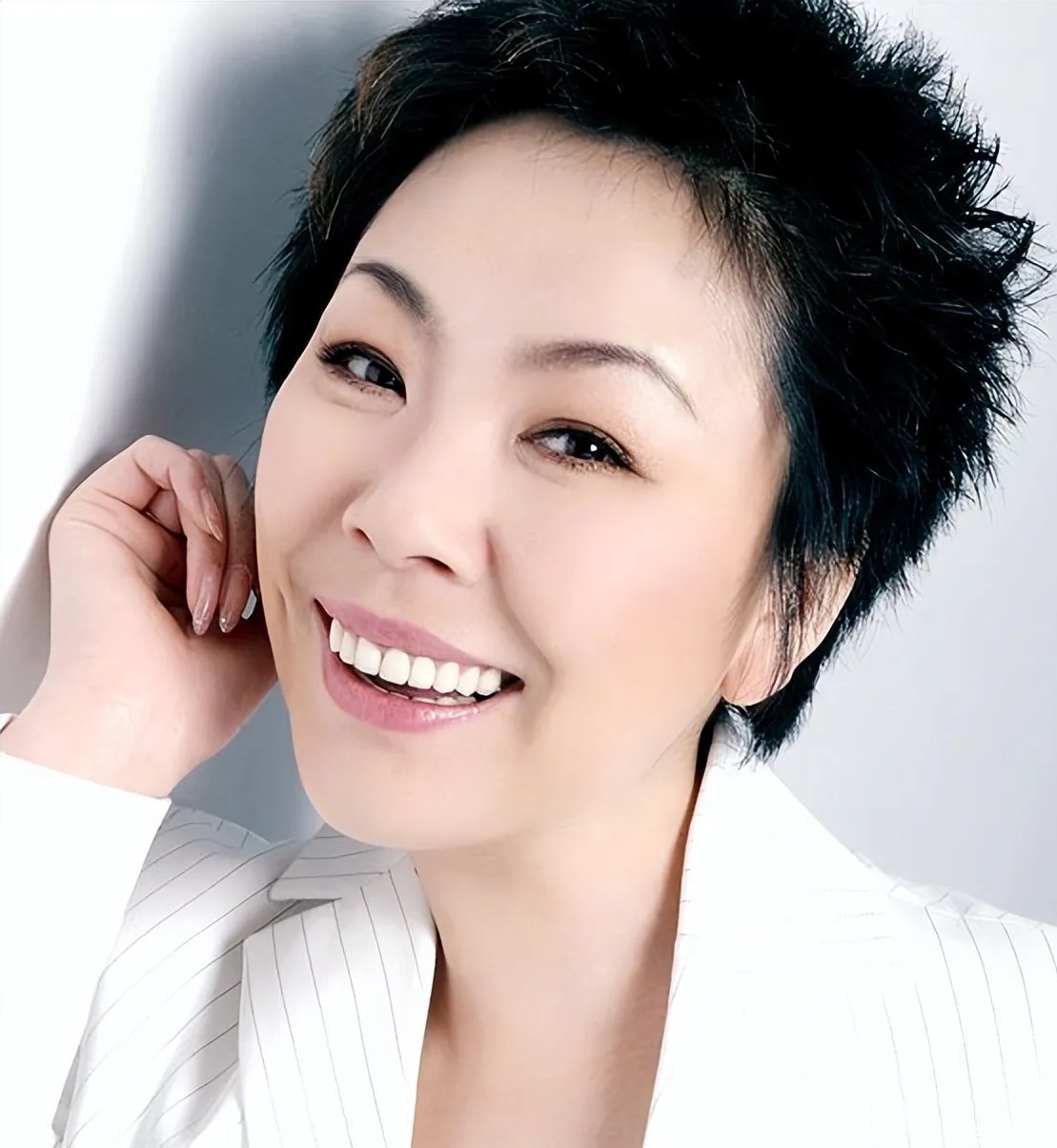 她花60万整成"完美女人",却惨遭骗财骗色,儿子生父成谜 衡越为成名