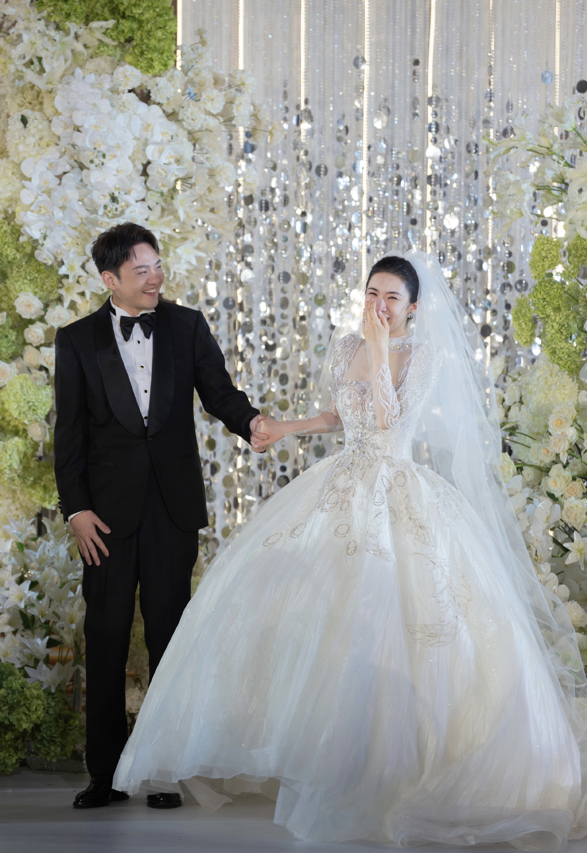 在结婚致词的婚礼现场,伴郎们哭成了泪人