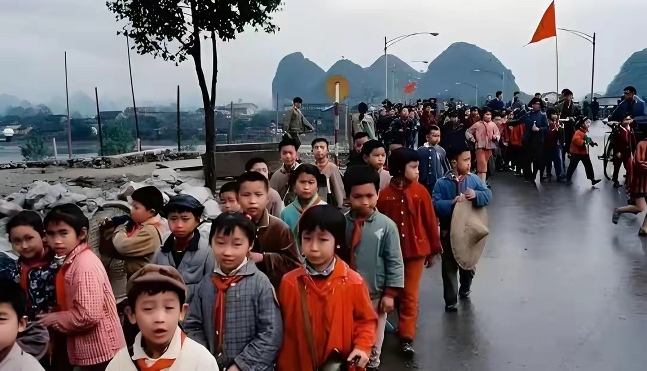 一组八十年代小学生春游照片,那是一种发自内心的天真快乐!