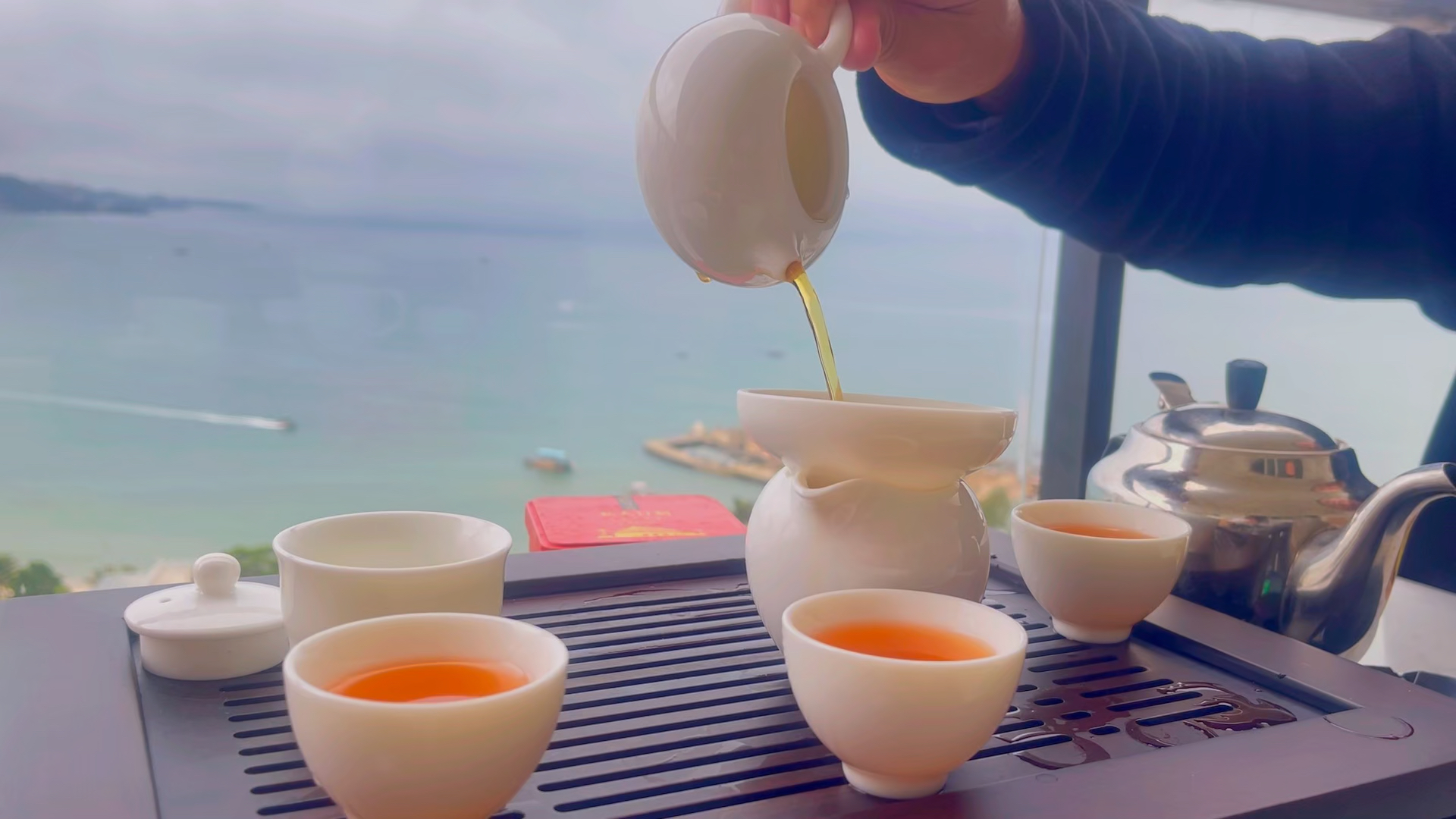 哇！这样的小日子也太美好了吧？在舒适阳台看海煮茶吃晚餐好舒服