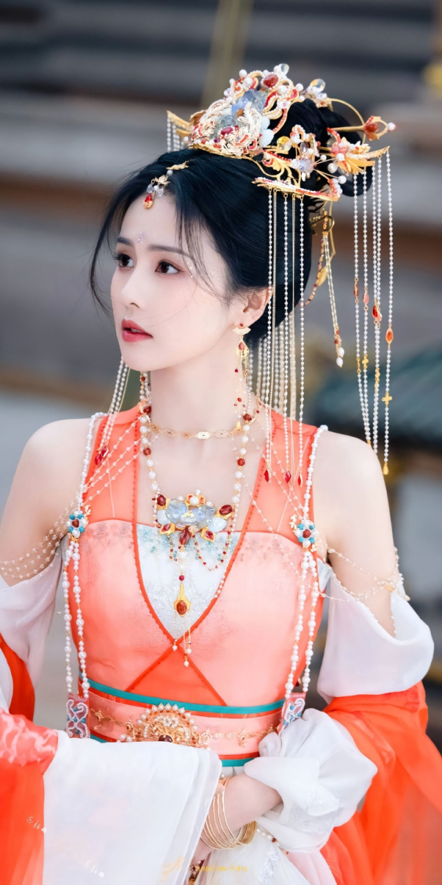 白鹿古装造型揭秘:发饰飘逸,服饰淡雅,完美诠释古风佳人形象!