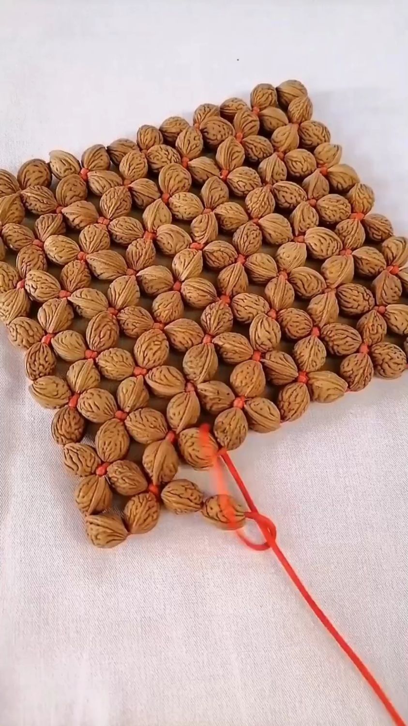 这手是真巧啊,桃核还能编凉垫,就是估计得硌屁股.