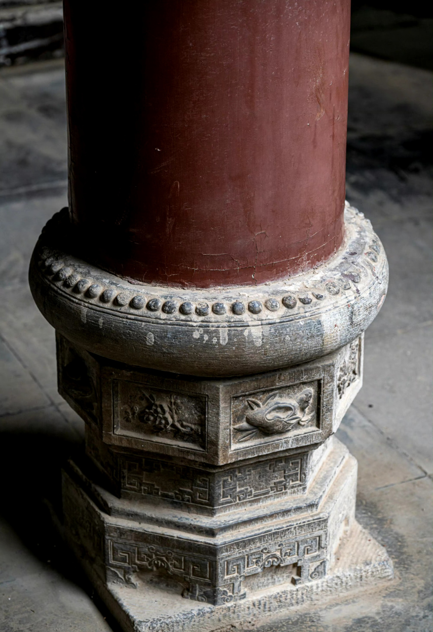 陕西周家大院的清代柱础,根据使用地点采用了不同的造型,或塔状,或墩