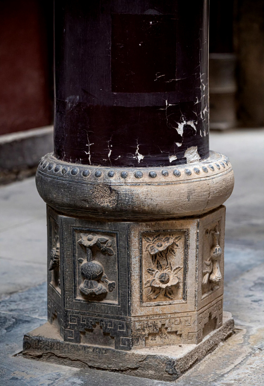 陕西周家大院的清代柱础,根据使用地点采用了不同的造型,或塔状,或墩