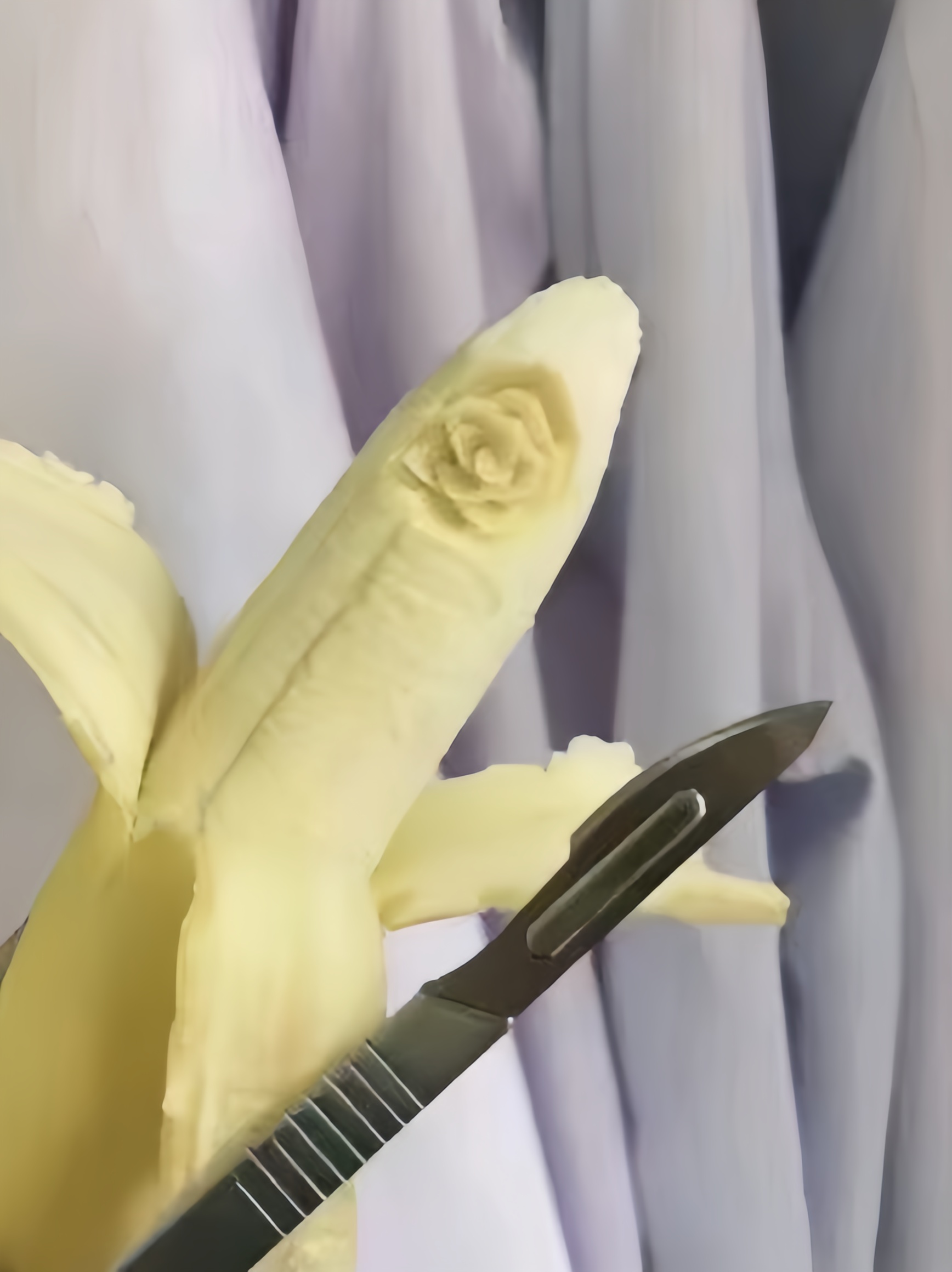 香蕉内精心雕刻出玫瑰花,这一技艺堪称匠心独运,令人叹为观止.