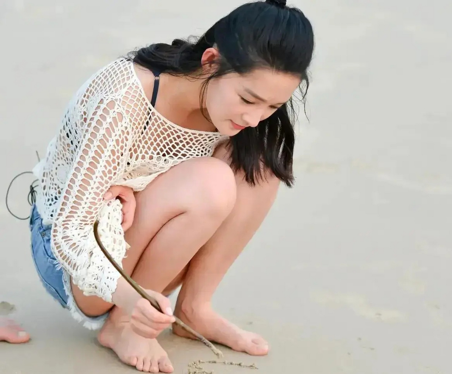 如摄影师未能准确捕捉到李沁修长美腿的特点,引发了关于照片的