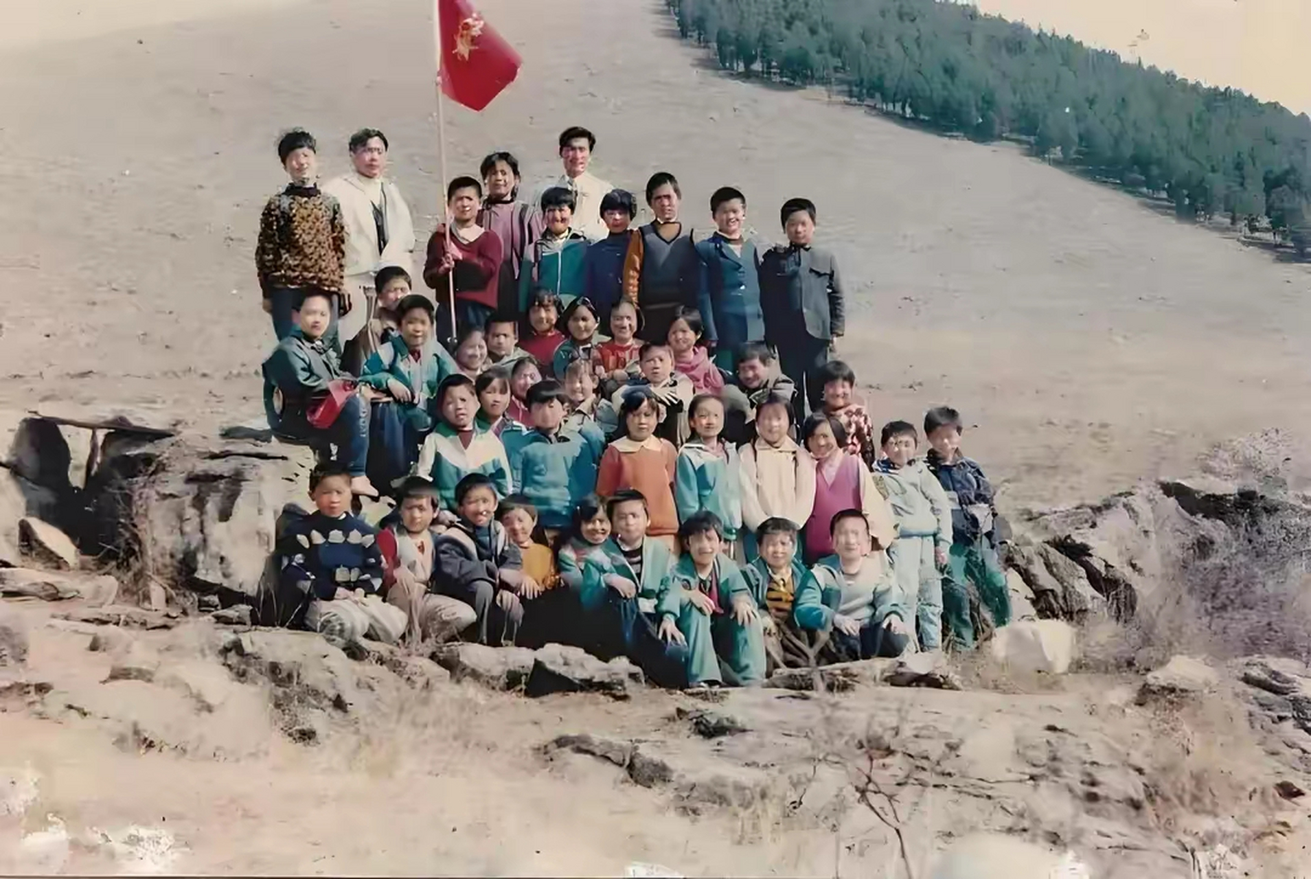 一组八十年代小学生春游照片,那是一种发自内心的天真快乐!