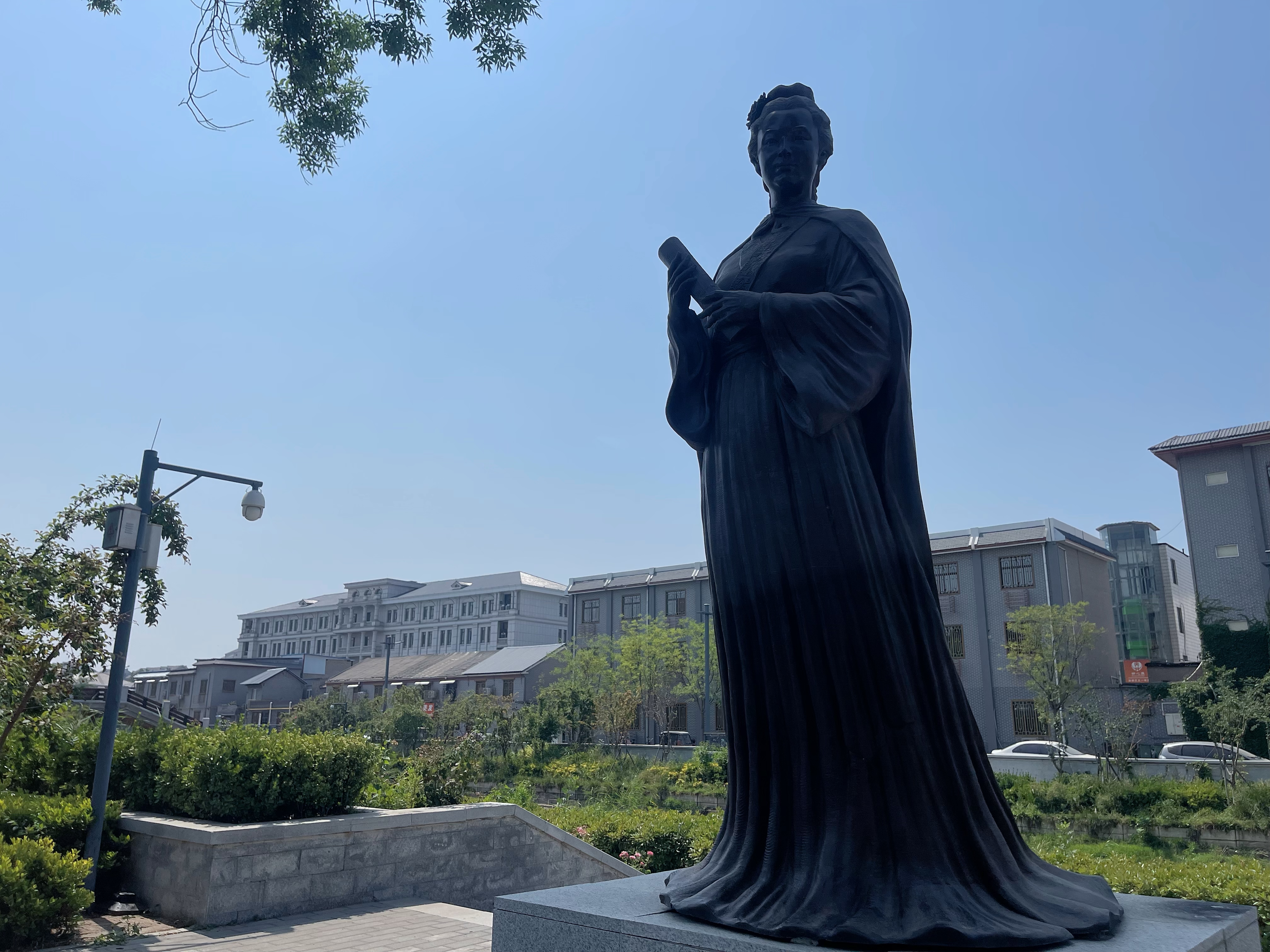 看图猜猜这座李清照雕像在开封哪个地方?