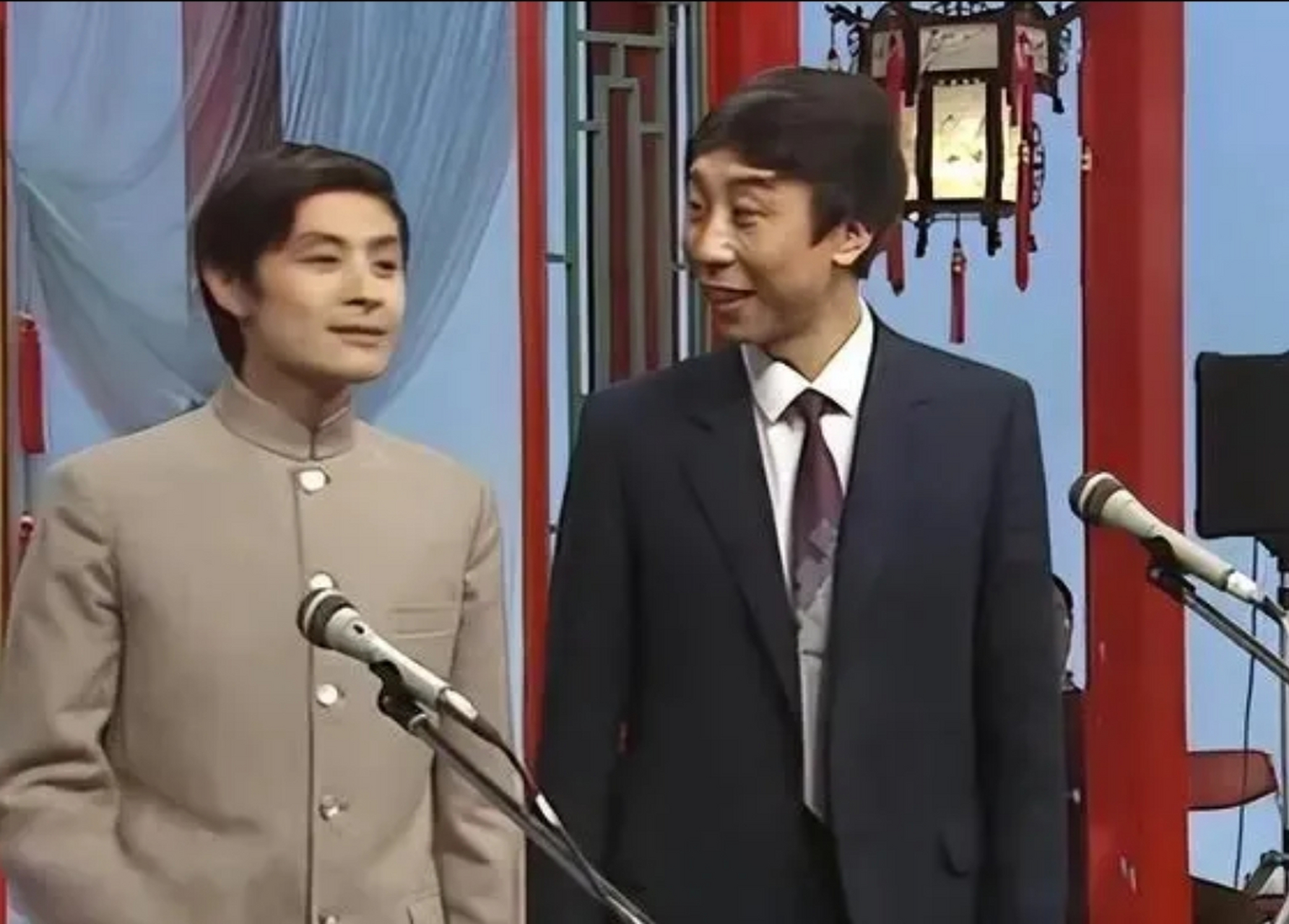 1988年,相声演员刘伟决定出国,尽管他的师父马季坚决反对并警告他"