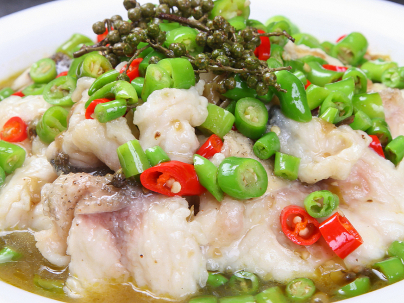 藤椒鱼以藤椒为调料,鱼肉鲜嫩,色泽诱人,口感丰富.