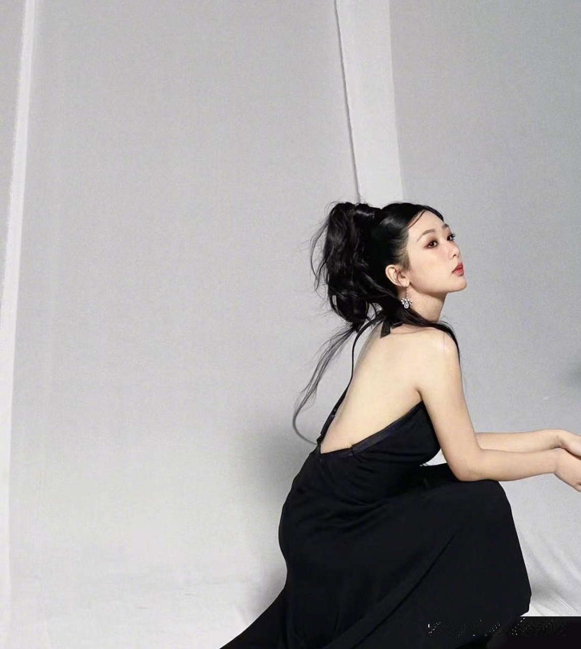 杨紫换一字肩蓬蓬裙造型