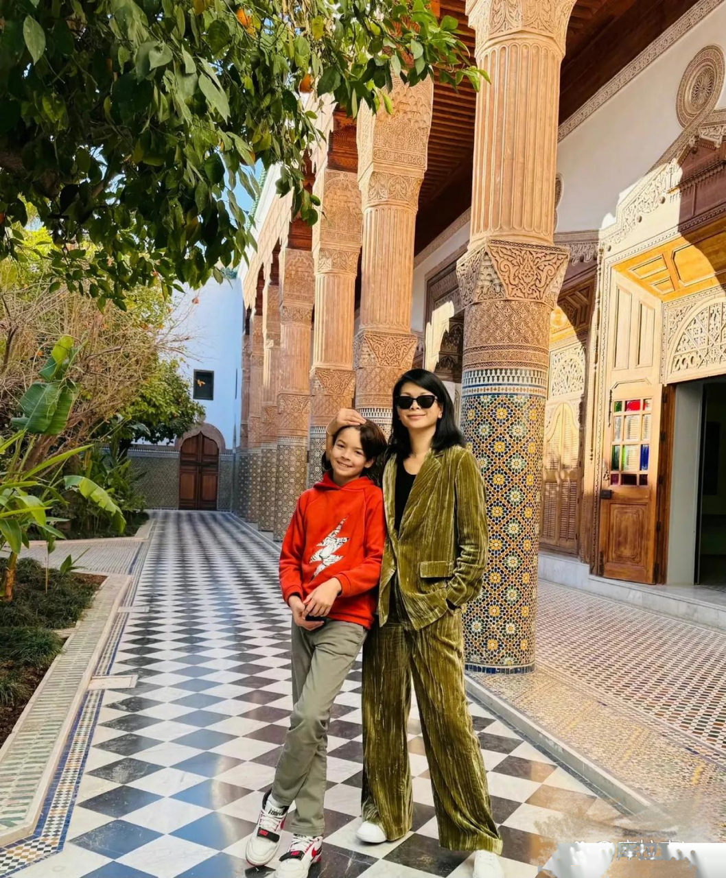 吕燕的儿子虽然是混血,像一个模子印出来的……还是像她多一些.