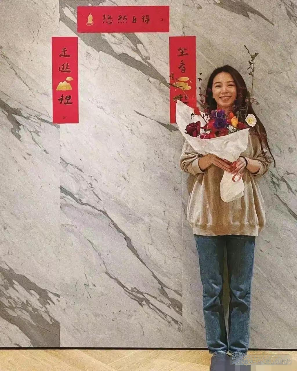 刚过四十一岁生日的田馥甄还是满满的少女感,她比s.h.