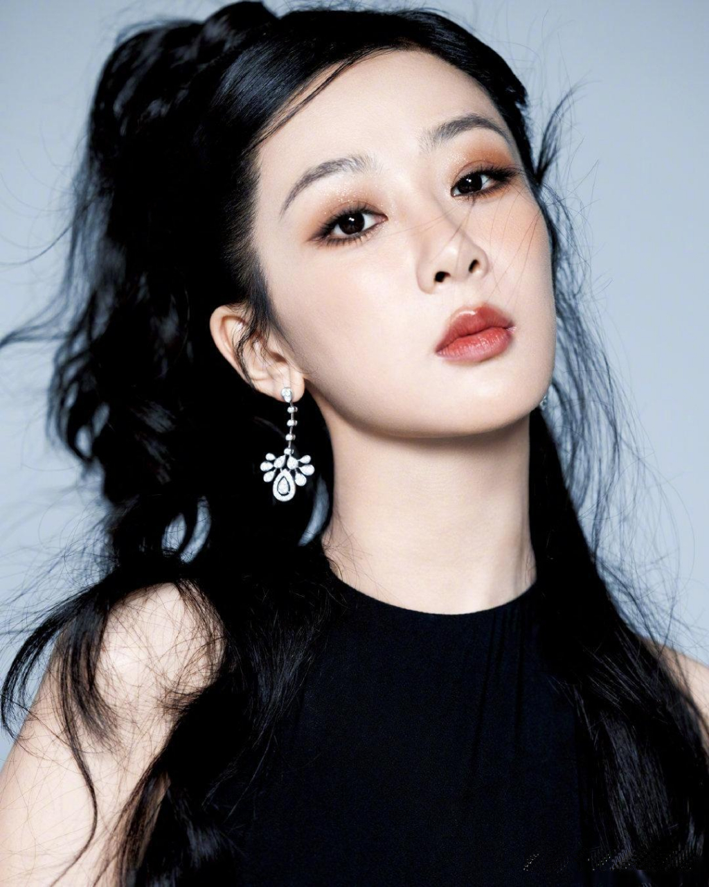 杨紫换一字肩蓬蓬裙造型