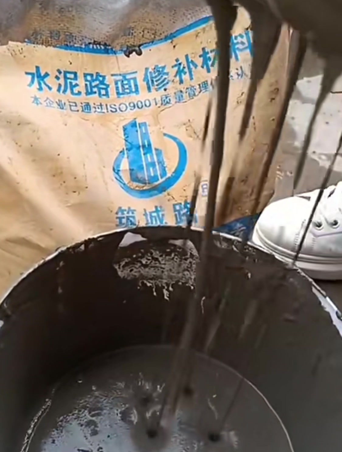老师傅水泥路面修补的独门绝技,效果直接引发众人热议