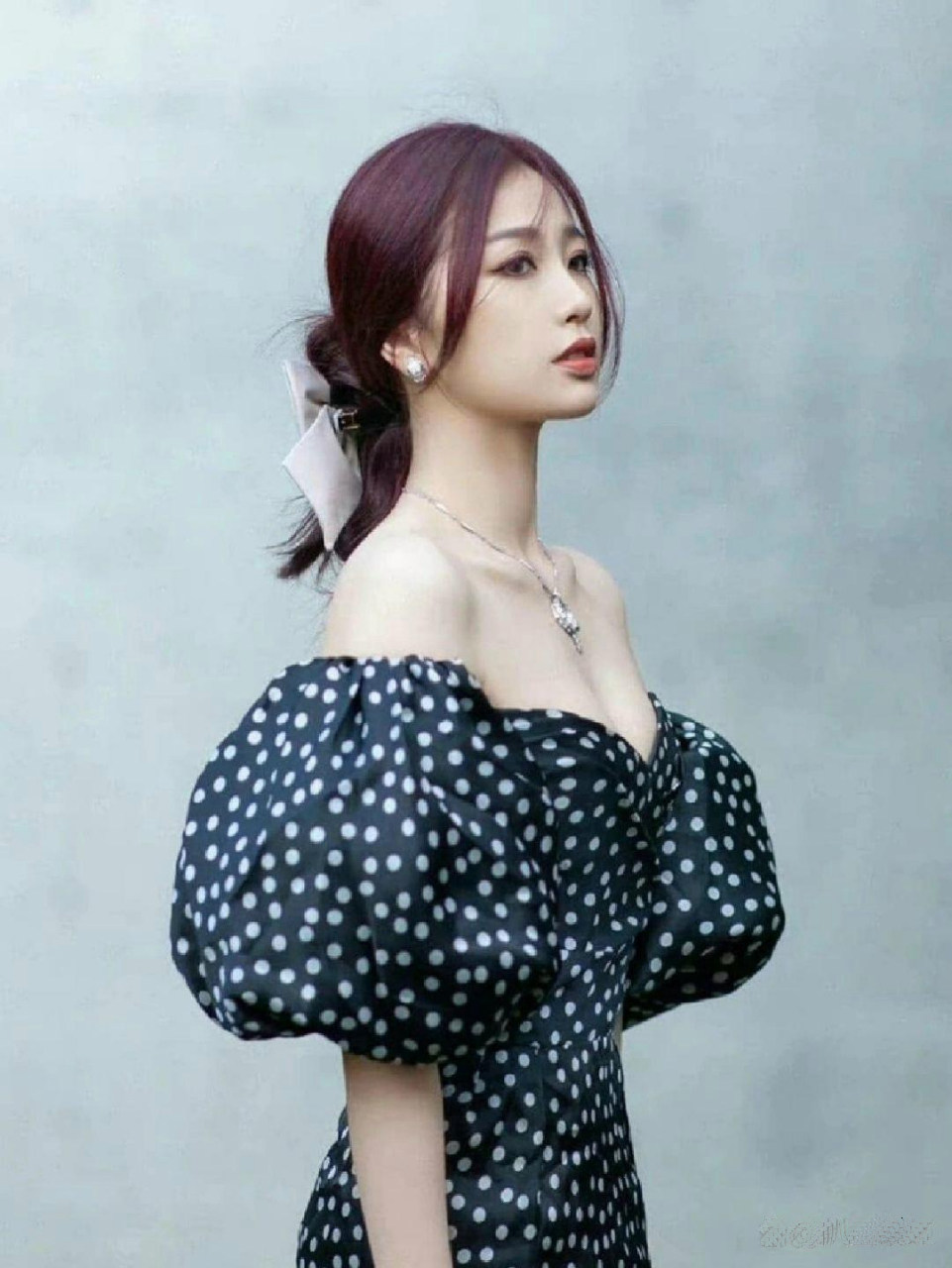 虞书欣波点泡泡袖抹胸长裙造型