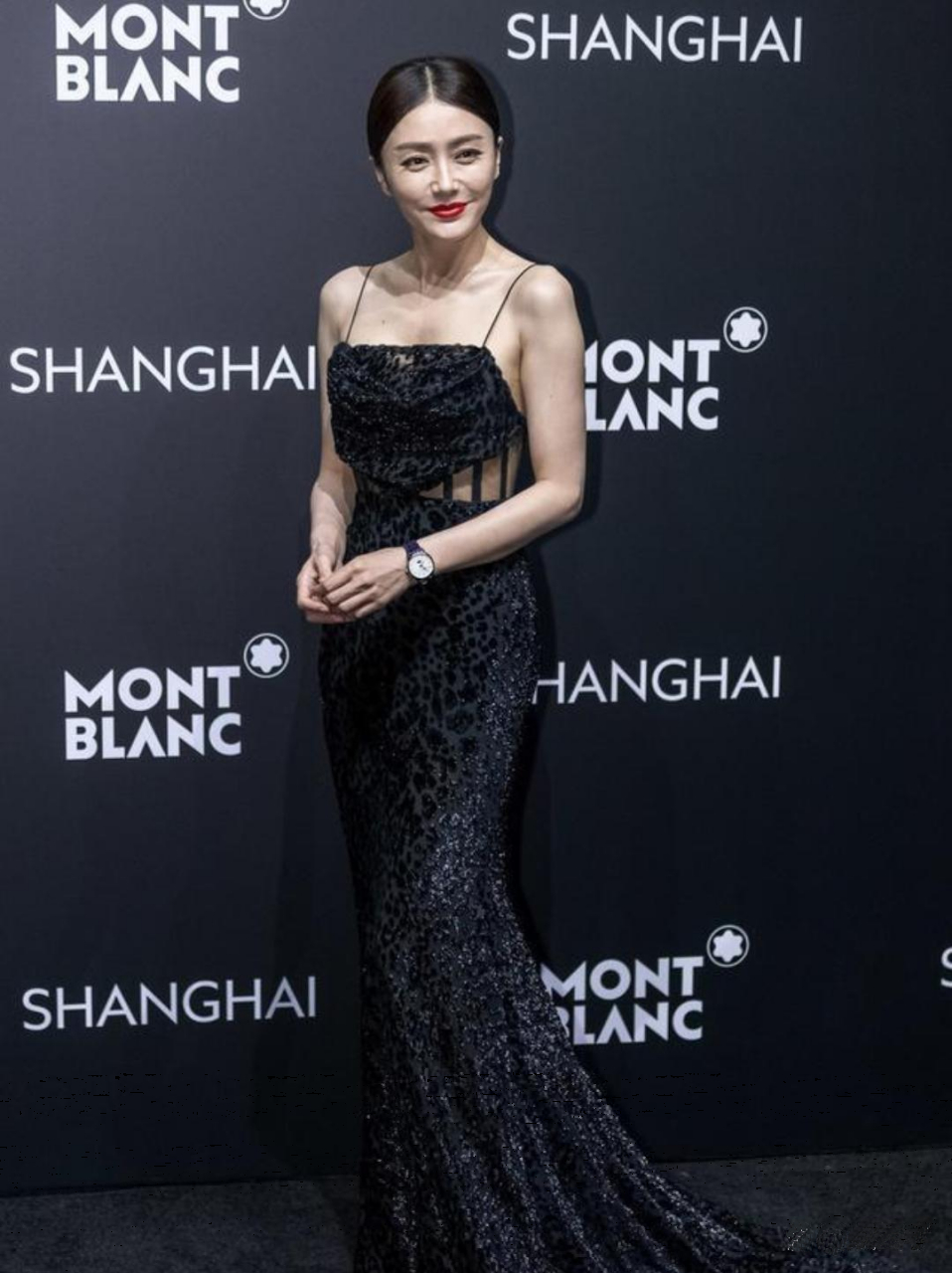 秦岚礼服太大胆