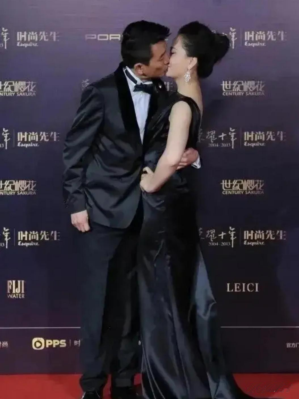 槿汐姑姑和老公深情拥吻