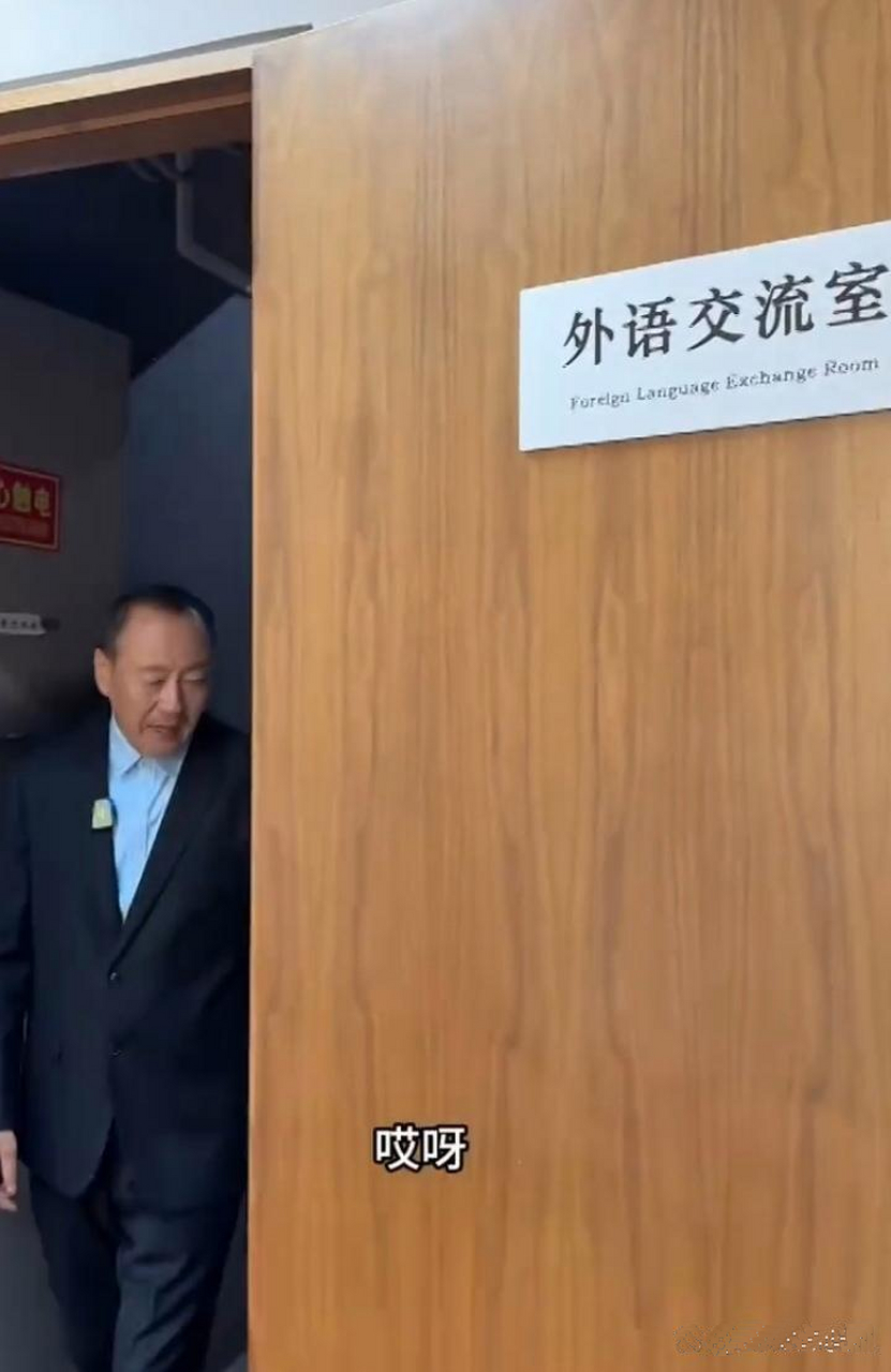 65岁侯天来以学外语作梗拍商务视频