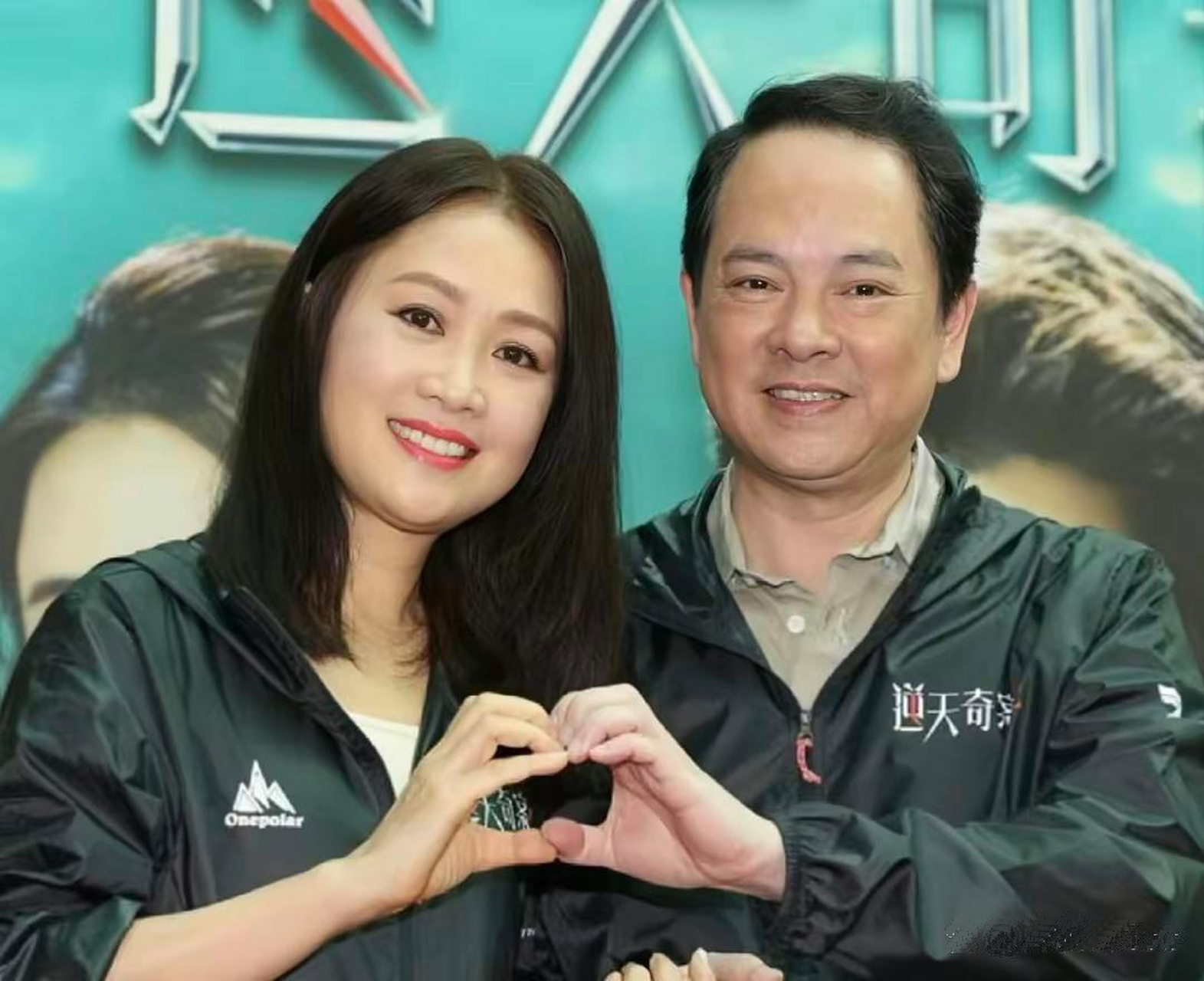 梁小冰和陈嘉辉年轻时也是俊男美女啊,感情真好!