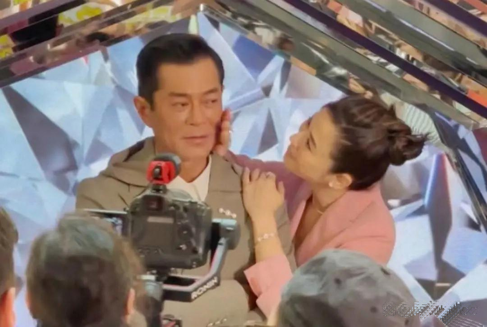 古天乐宣萱同框,两人都是53岁.古天乐就真的越来越像蜡像了.