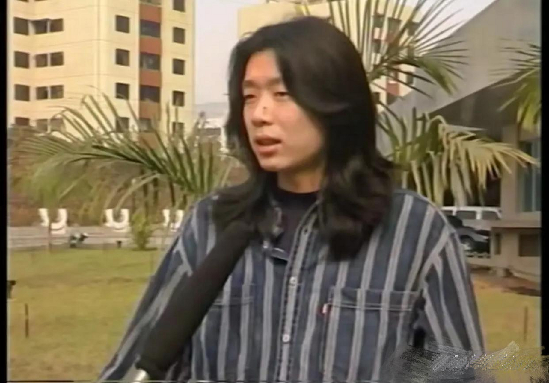 老狼和郭峰,怎么一模一样啊.