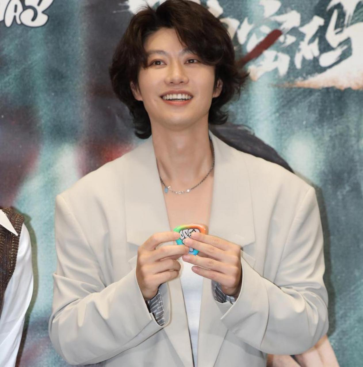 赵荀以前的模样,就是那种五官不分,脸肉横冲直撞,黑乎乎的让人想起