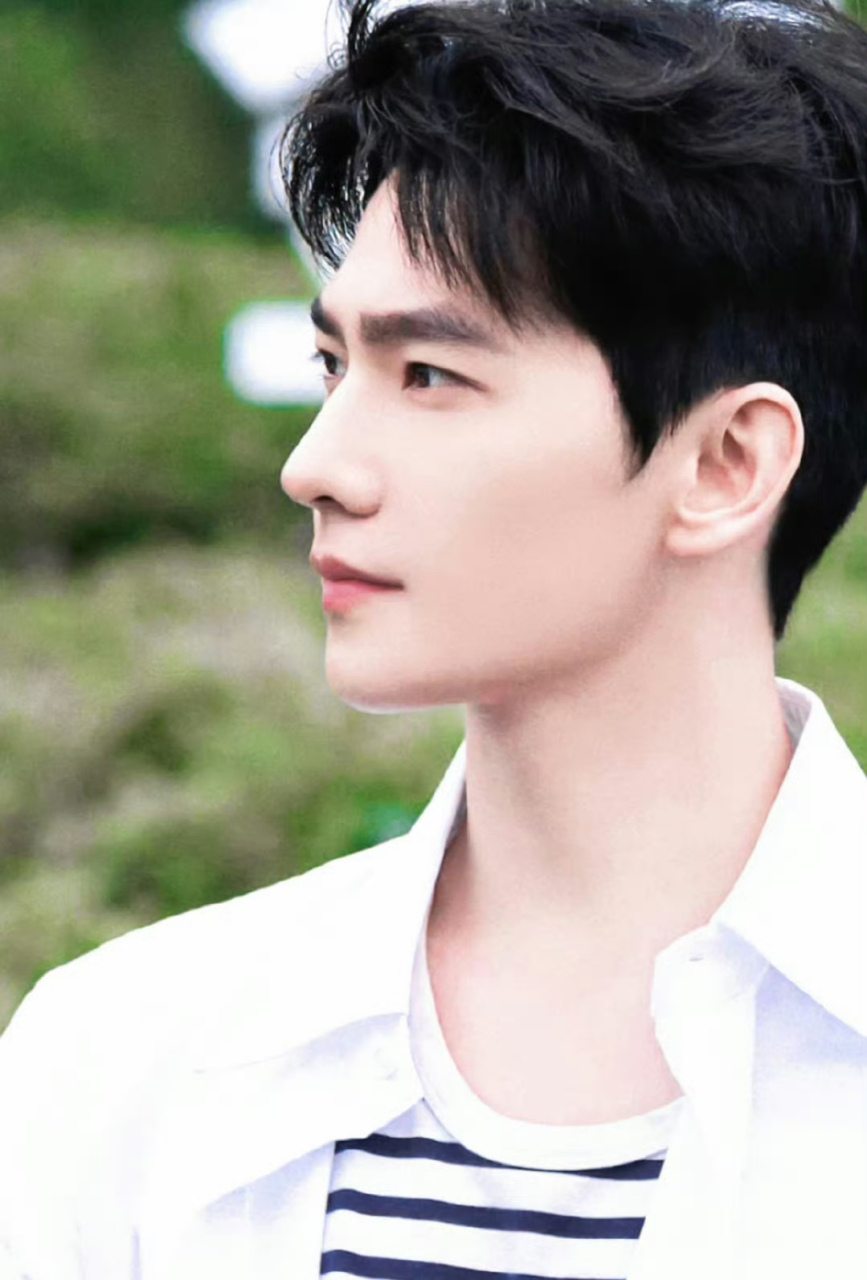 明星# #娱乐最前沿# #娱乐# 杨洋完美的下颚线[嘻嘻][嘻嘻]侧脸杀[色]