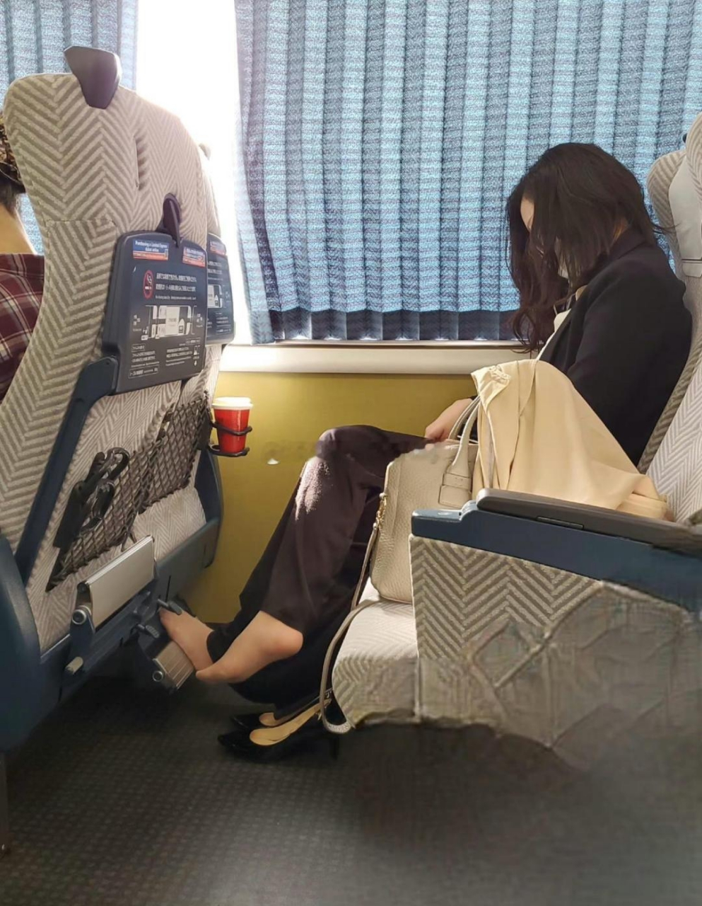 公共场所脱鞋,怎么去跟她说比较好点?